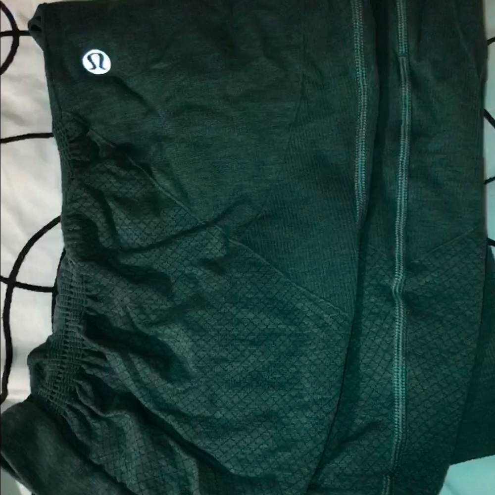dark green lululemon cropped leggings